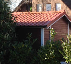 Gartenhaus-Dacheindeckung mit Dachpfannenprofilen - ziegelrot
