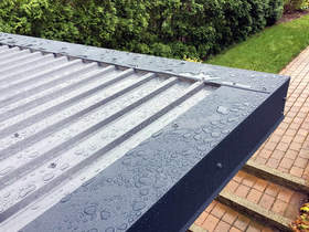Gartenhaus-Dacheindeckung mit Trapezblech - anthrazit und Ortgangblech
