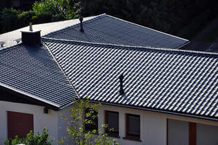 Wohnhaus-Dacheindeckung mit Dachpfannenprofile