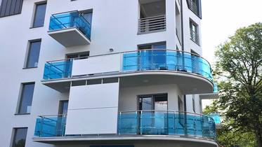 Balkonverglasung aus farbigen Acrylglas