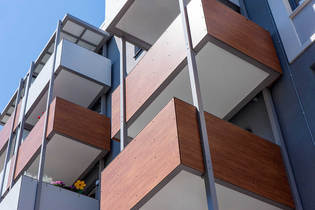 Balkon-Verkleidungsplatten in Holzoptik