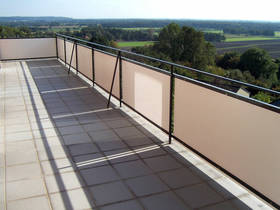 Dachterrasse mit Balkon-Verkleidungsplatten - weiß