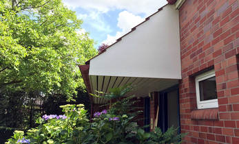 Dachüberstand von Wohnhaus - seitliche vertikale Fassadenverkleidung mit HPL-Fassadenplatten