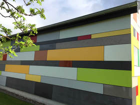 Landwirtschaftliche Gerätehalle mit HPL-Fassadenplatten verkleidet