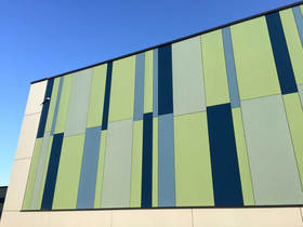 Vertikale Wandverkleidung mit HPL-Fassadenplatten