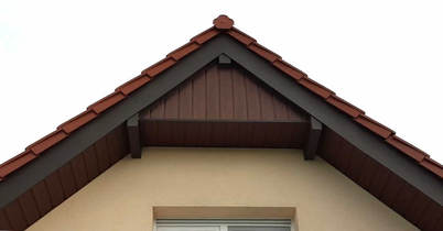 Dachunterschlag mit Giebelspitze - eingekleidet mit Fassadenprofilen