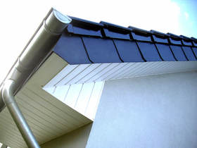 Dachunterschlag verkleidet mit Fassadenprofilen in weiss