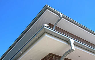 Dachunterschlag verkleidet mit Fassadenprofilen - weiss