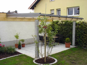 Deluxe Terrassendach mit Granitpfosten und Alu-Kkastenrinne in lichtgrau