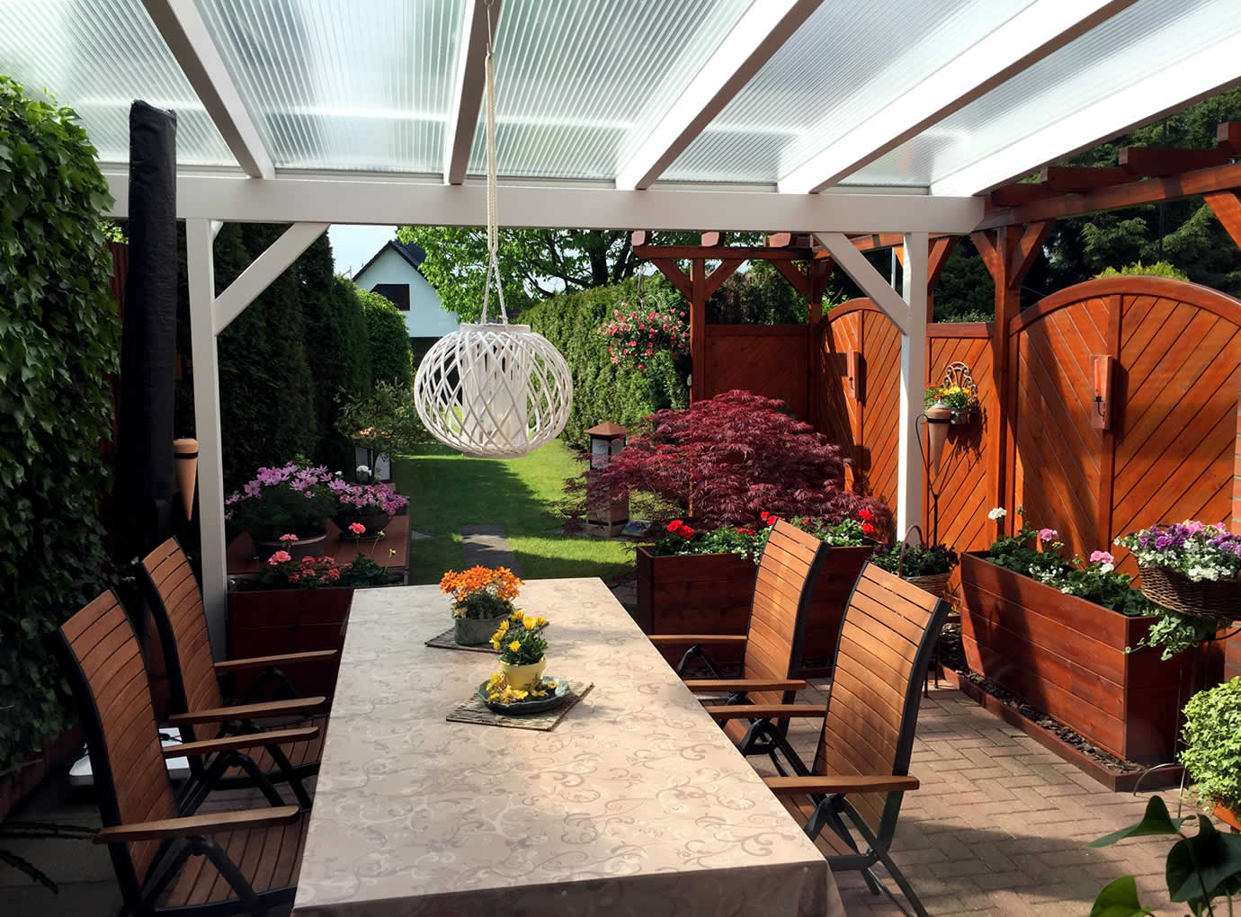 Kunststoff Terrassenüberdachungen mit Holz-Unterbau