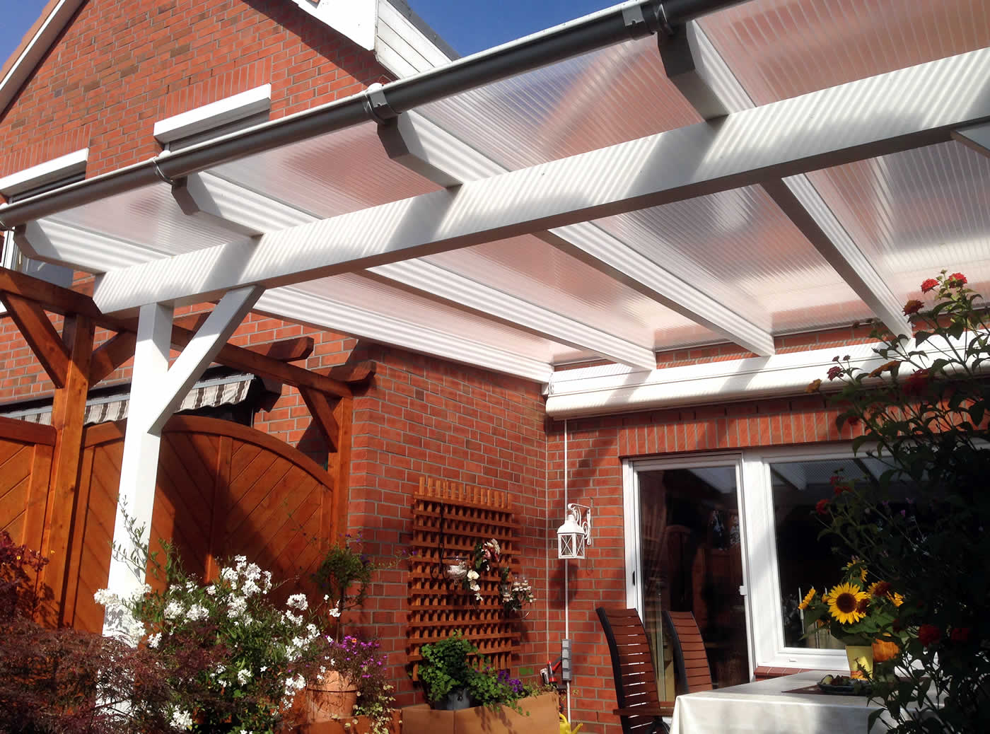 Kunststoff Terrassenüberdachungen mit Holz-Unterbau