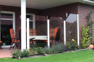 Terrassen-Windschutz aus Plexiglas®-Kunststoffplatten