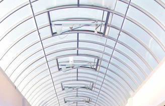 Lichtkuppel Tonnengewölbe einer Werkshalle mit massiven Makrolonplatten - Polycarbonat