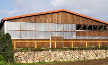 Landwirtschaftliche Halle mit Hohlkammerpaneelen aus Polycarbonat