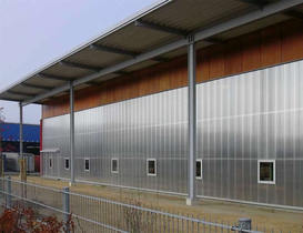 Moderne Industriehalle mit vertikalem Lichtband aus Polycarbonat-Hohlkammerpaneelen